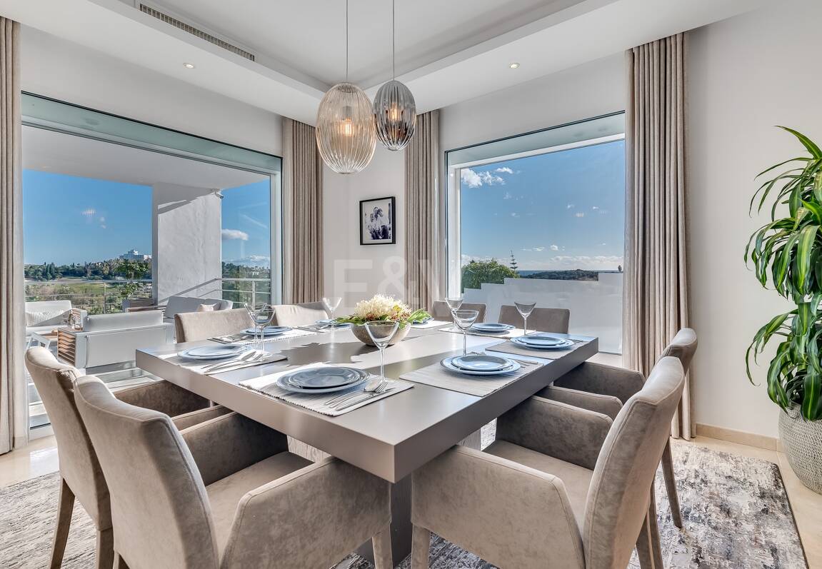 Lujo y serenidad: Villa con vistas panorámicas al mar y campo de golf privado en El Paraíso, Marbella