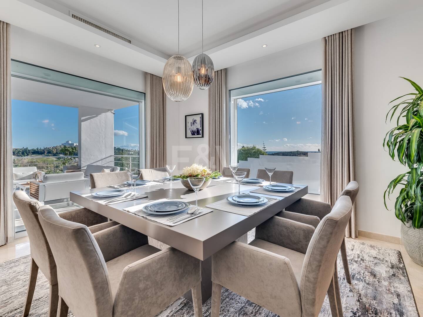 Lujo y serenidad: Villa con vistas panorámicas al mar y campo de golf privado en El Paraíso, Marbella