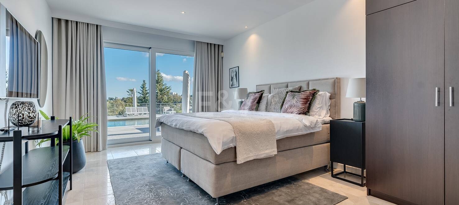 Lujo y serenidad: Villa con vistas panorámicas al mar y campo de golf privado en El Paraíso, Marbella