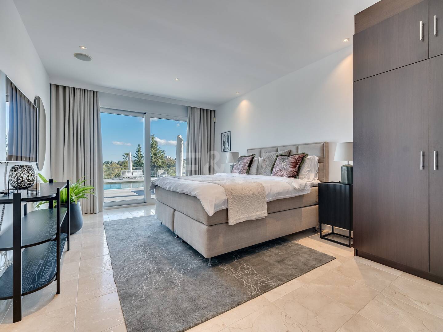 Lujo y serenidad: Villa con vistas panorámicas al mar y campo de golf privado en El Paraíso, Marbella