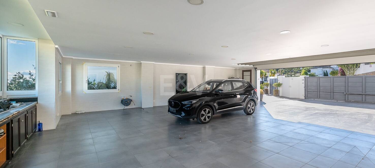 Lujo y serenidad: Villa con vistas panorámicas al mar y campo de golf privado en El Paraíso, Marbella