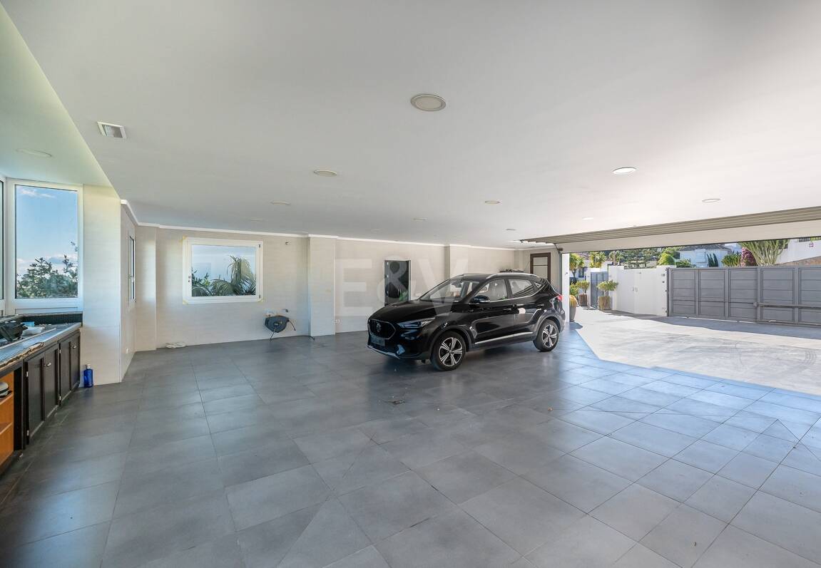 Lujo y serenidad: Villa con vistas panorámicas al mar y campo de golf privado en El Paraíso, Marbella