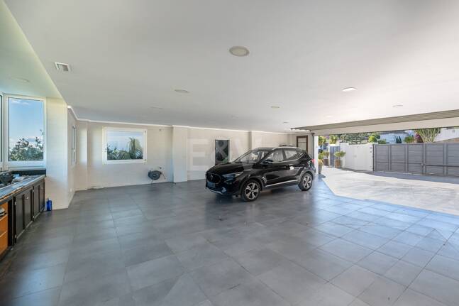 Lujo y serenidad: Villa con vistas panorámicas al mar y campo de golf privado en El Paraíso, Marbella