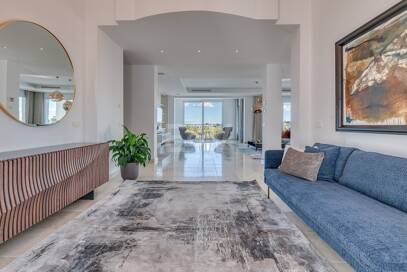 Lujo y serenidad: Villa con vistas panorámicas al mar y campo de golf privado en El Paraíso, Marbella