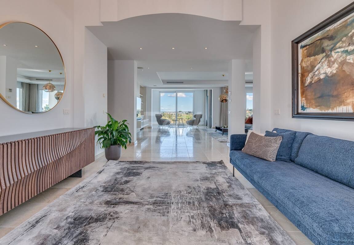 Lujo y serenidad: Villa con vistas panorámicas al mar y campo de golf privado en El Paraíso, Marbella