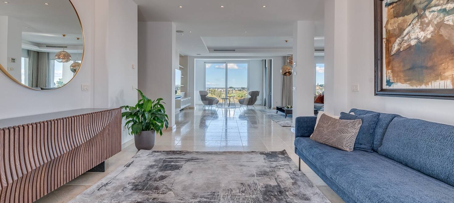 Lujo y serenidad: Villa con vistas panorámicas al mar y campo de golf privado en El Paraíso, Marbella