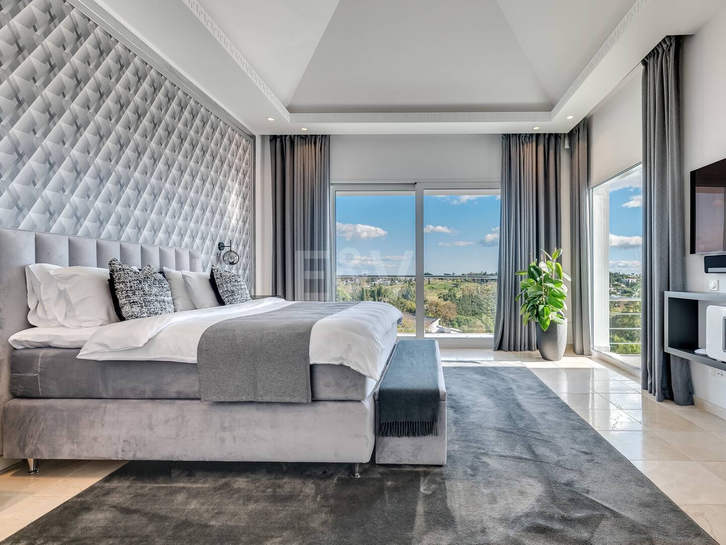 Lujo y serenidad: Villa con vistas panorámicas al mar y campo de golf privado en El Paraíso, Marbella