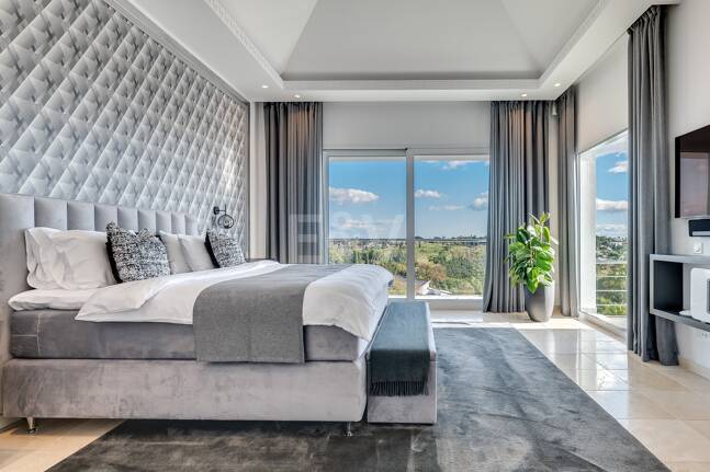 Lujo y serenidad: Villa con vistas panorámicas al mar y campo de golf privado en El Paraíso, Marbella