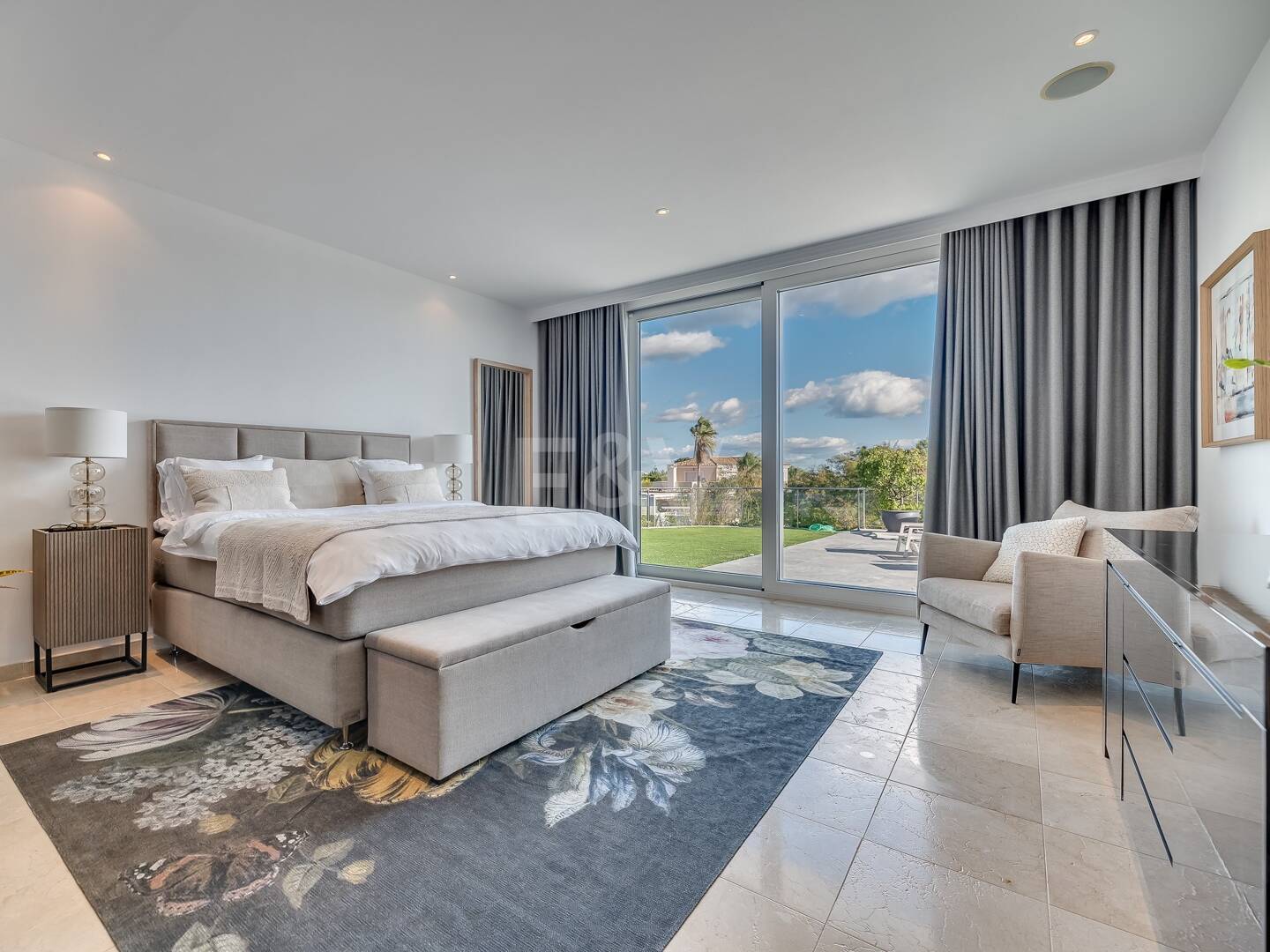 Lujo y serenidad: Villa con vistas panorámicas al mar y campo de golf privado en El Paraíso, Marbella