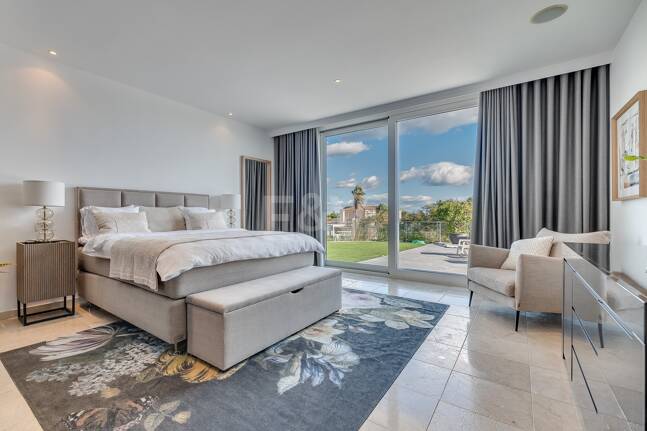 Lujo y serenidad: Villa con vistas panorámicas al mar y campo de golf privado en El Paraíso, Marbella