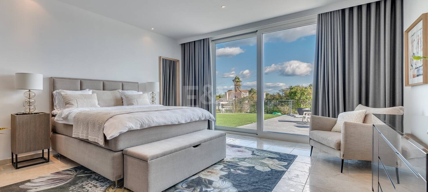 Lujo y serenidad: Villa con vistas panorámicas al mar y campo de golf privado en El Paraíso, Marbella