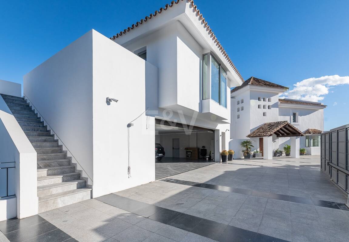 Lujo y serenidad: Villa con vistas panorámicas al mar y campo de golf privado en El Paraíso, Marbella
