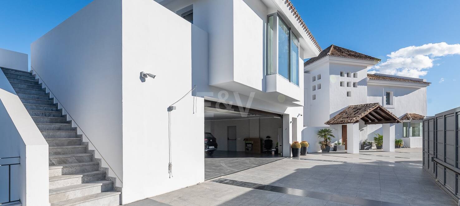 Lujo y serenidad: Villa con vistas panorámicas al mar y campo de golf privado en El Paraíso, Marbella