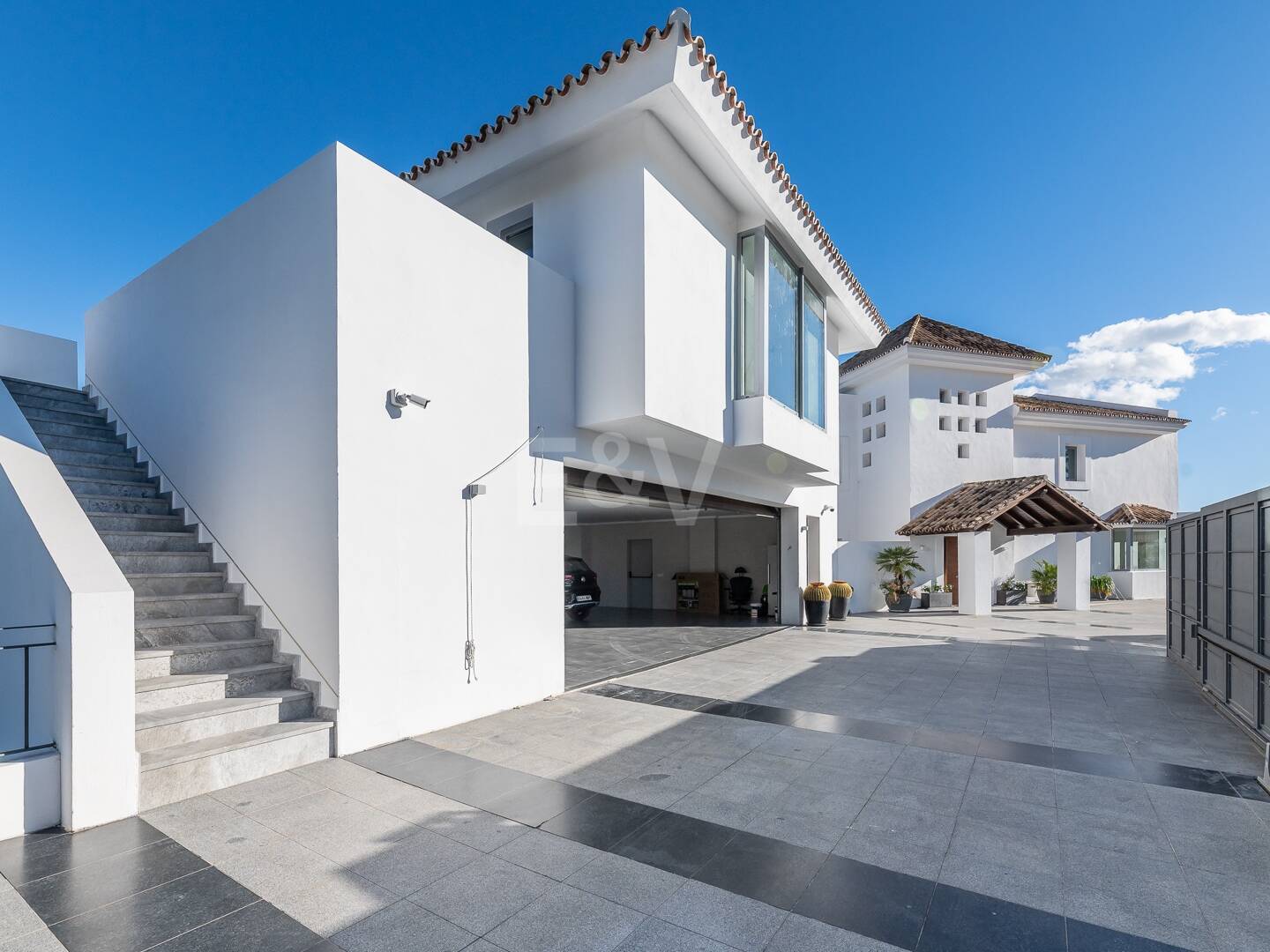 Lujo y serenidad: Villa con vistas panorámicas al mar y campo de golf privado en El Paraíso, Marbella