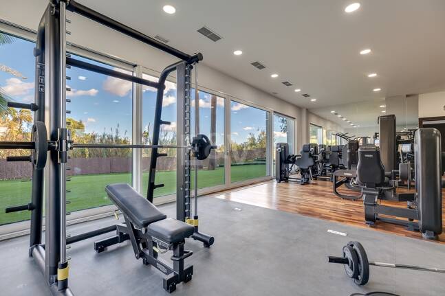 Lujo y serenidad: Villa con vistas panorámicas al mar y campo de golf privado en El Paraíso, Marbella