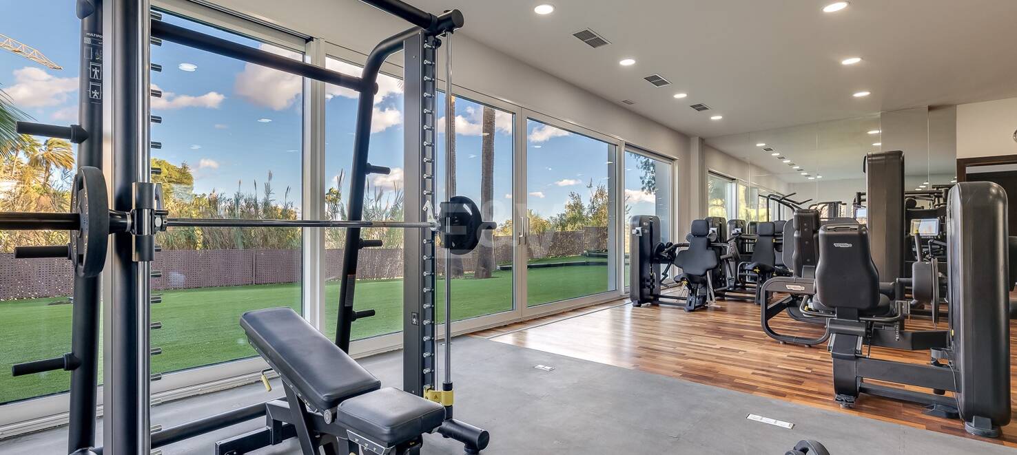 Lujo y serenidad: Villa con vistas panorámicas al mar y campo de golf privado en El Paraíso, Marbella