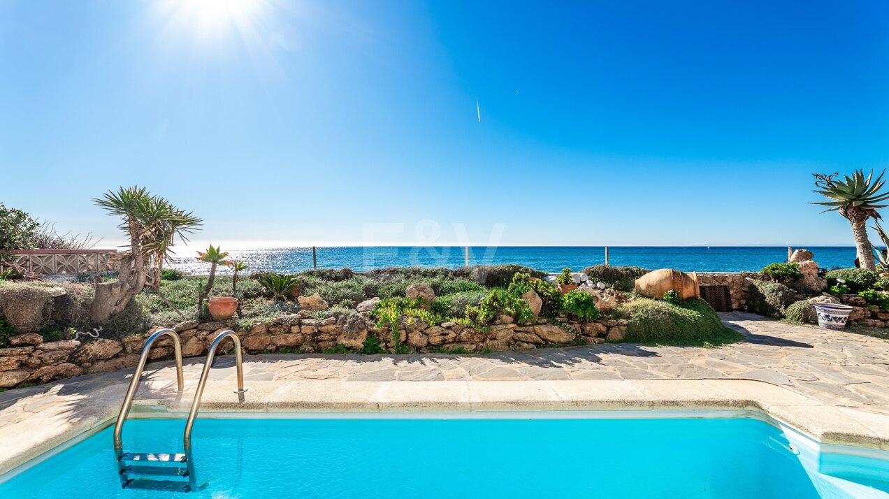 Villa en primera línea de playa en Marbesa con impresionantes vistas al mar