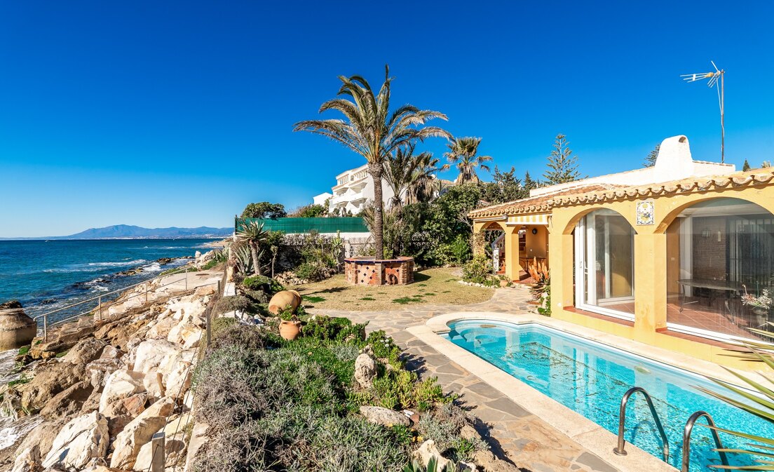 Villa en première ligne de plage à Marbesa avec vue sur la mer étonnante