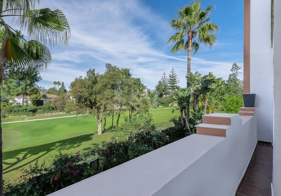 Lovely Guadalmina Frontline Golf Apartment