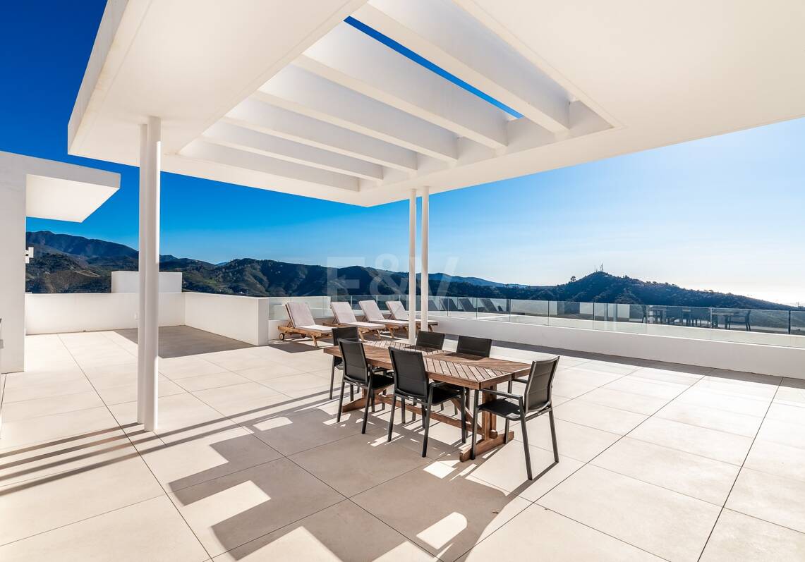 Ático dúplex con impresionantes vistas al mar en Palo Alto Marbella