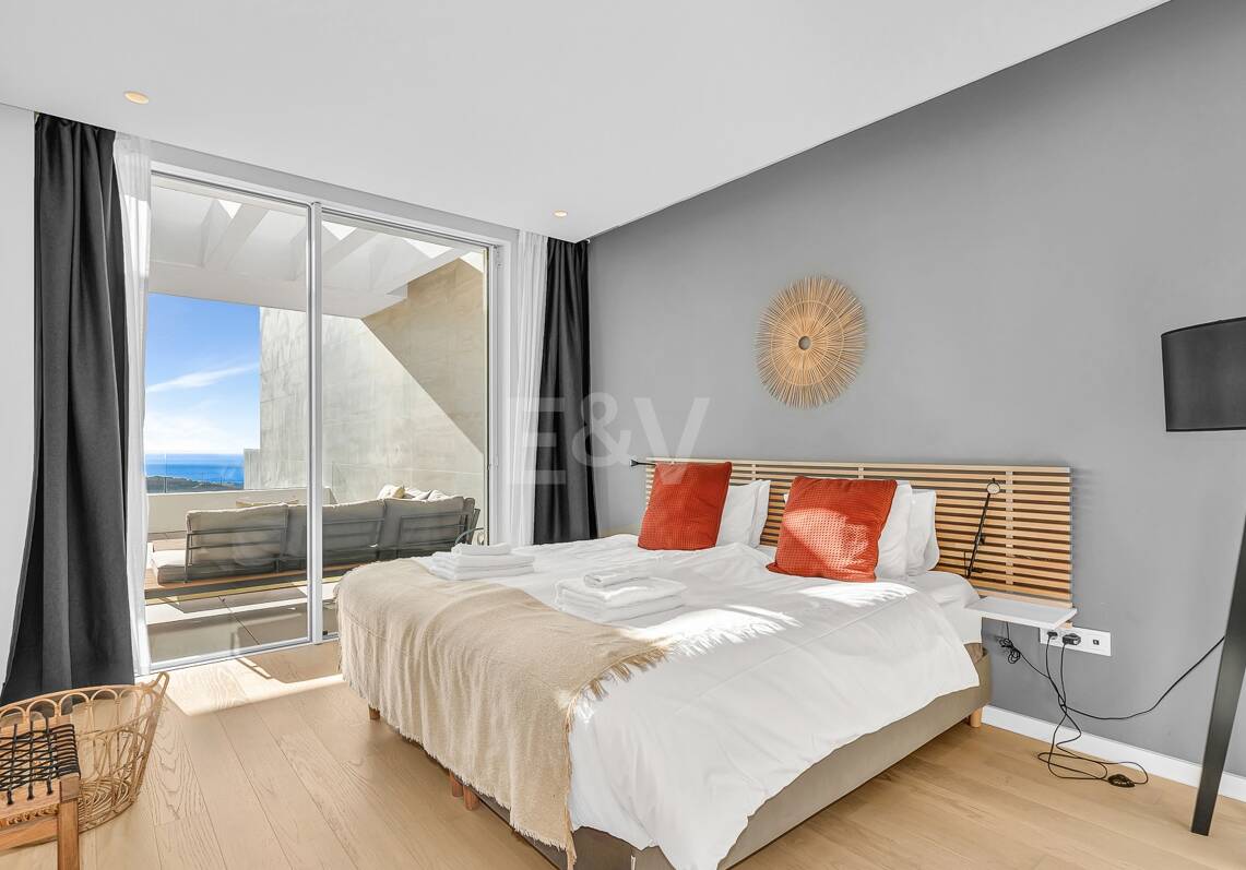Ático dúplex con impresionantes vistas al mar en Palo Alto Marbella