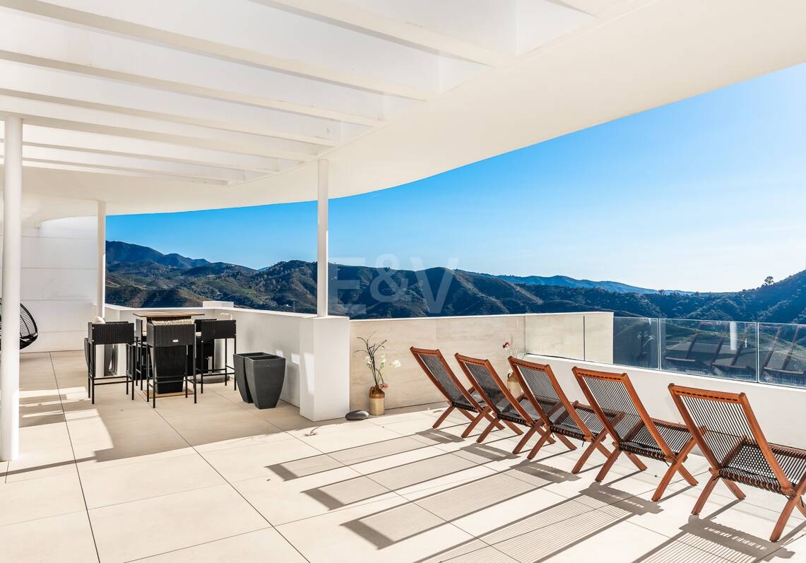 Ático dúplex con impresionantes vistas al mar en Palo Alto Marbella