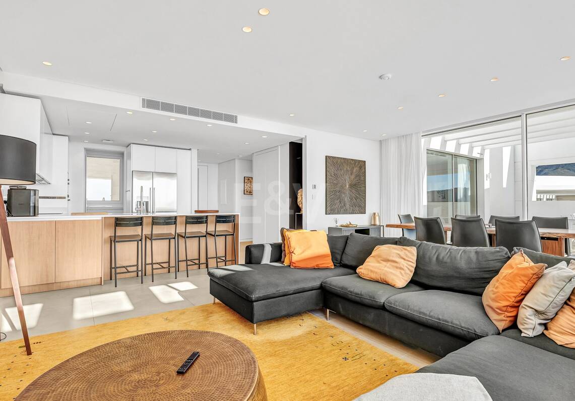Ático dúplex con impresionantes vistas al mar en Palo Alto Marbella