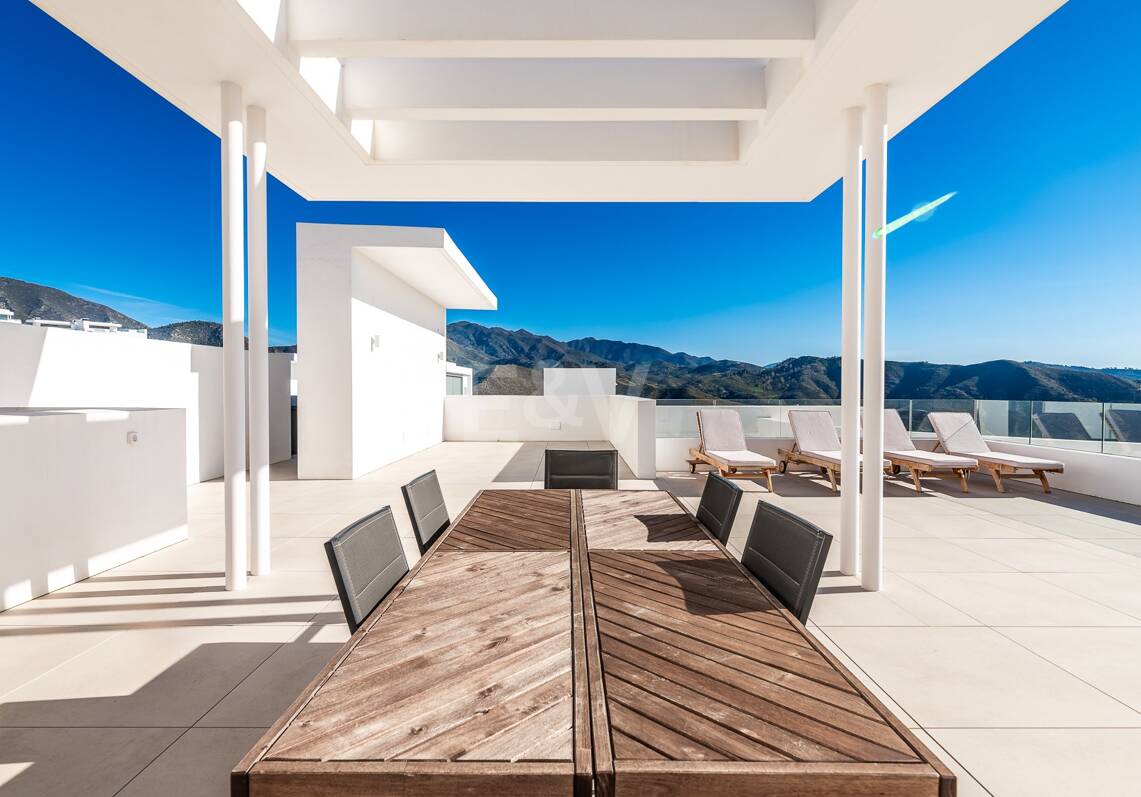 Ático dúplex con impresionantes vistas al mar en Palo Alto Marbella