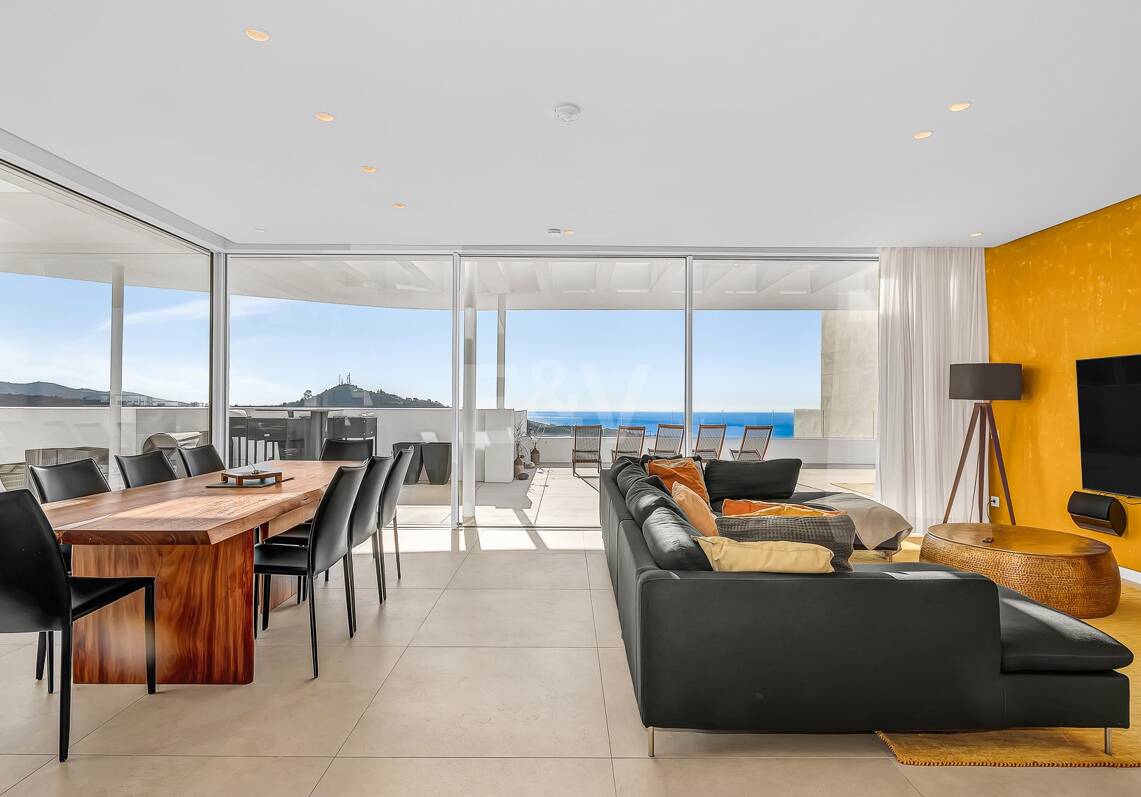 Ático dúplex con impresionantes vistas al mar en Palo Alto Marbella