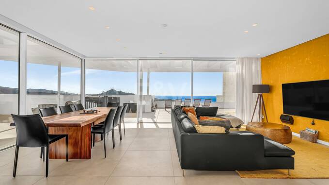 Ático dúplex con impresionantes vistas al mar en Palo Alto Marbella