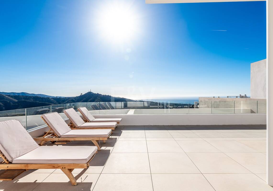 Ático dúplex con impresionantes vistas al mar en Palo Alto Marbella