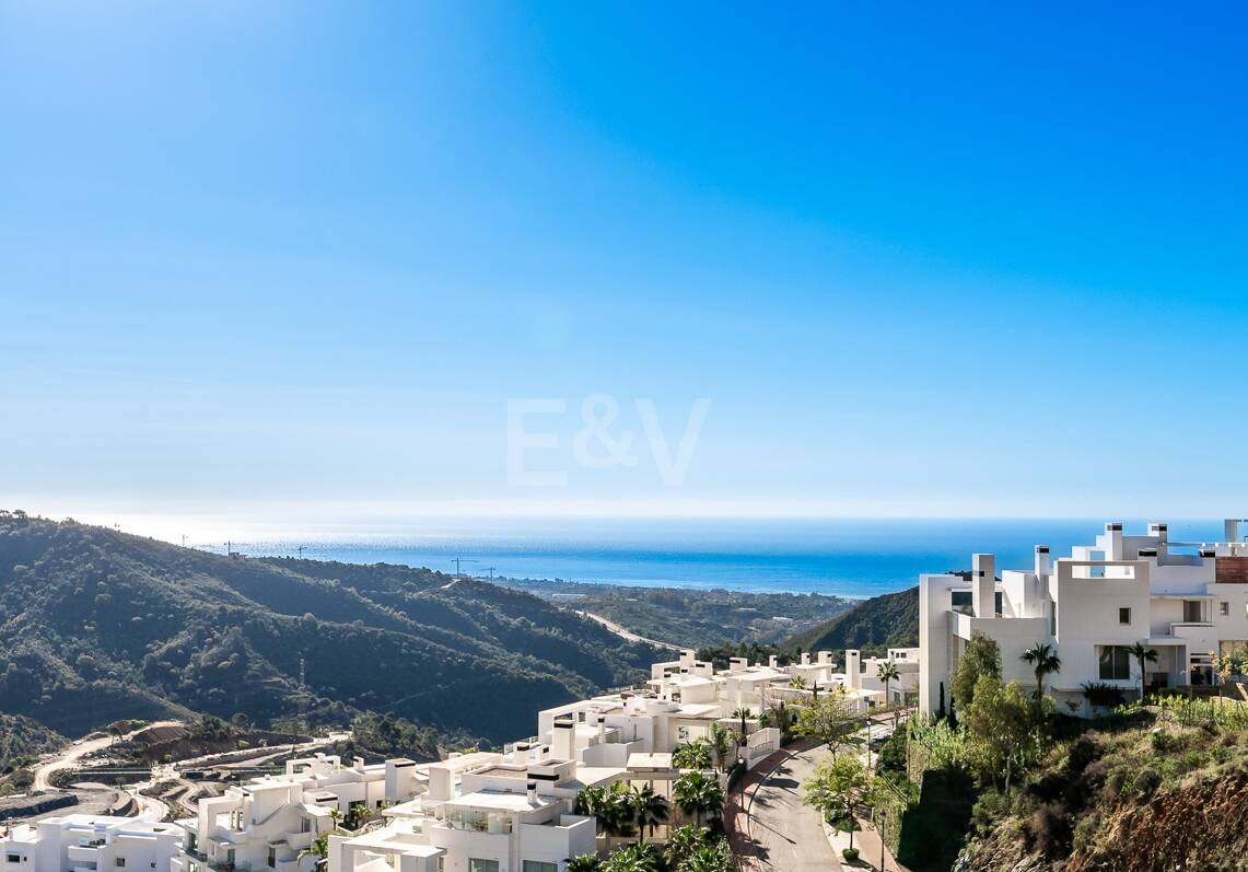 Ático dúplex con impresionantes vistas al mar en Palo Alto Marbella