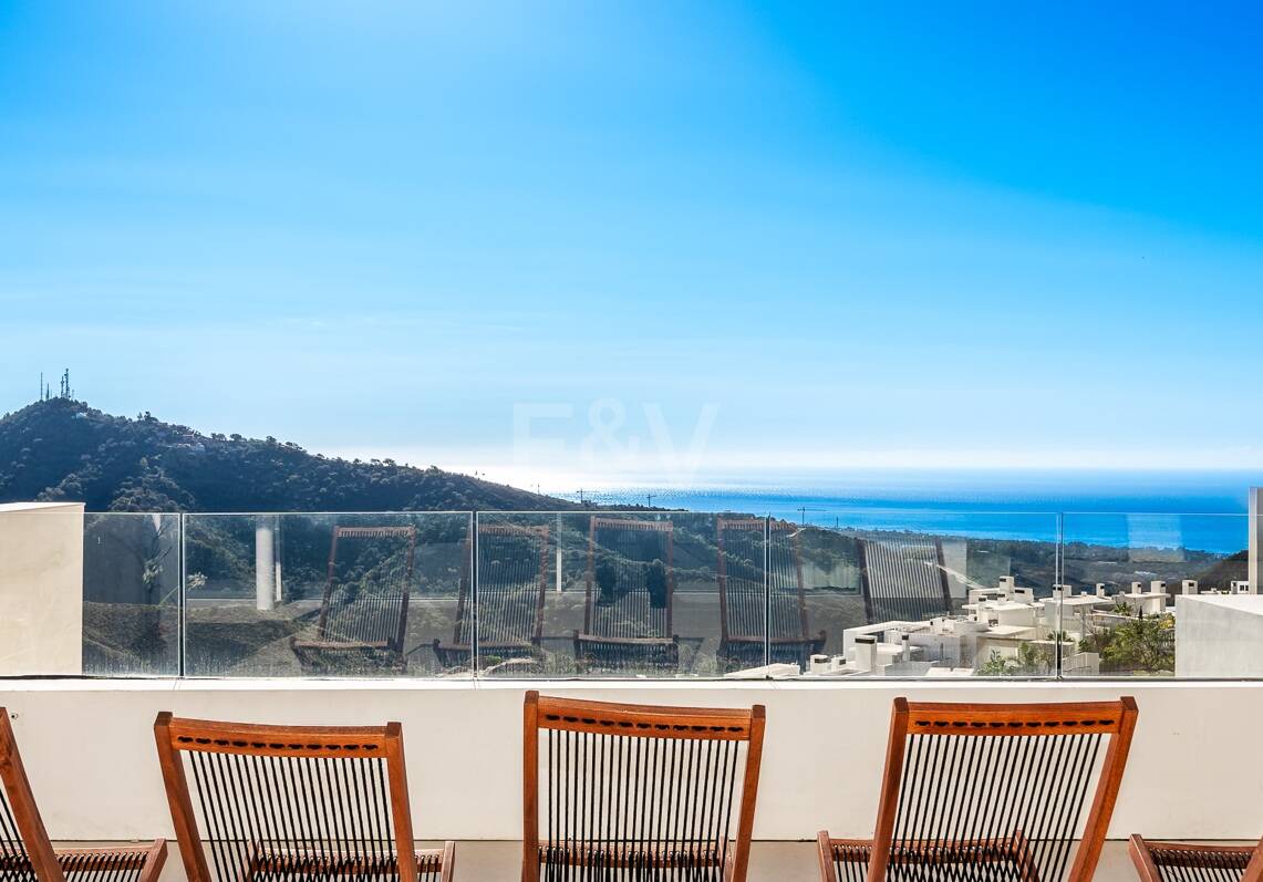 Ático dúplex con impresionantes vistas al mar en Palo Alto Marbella