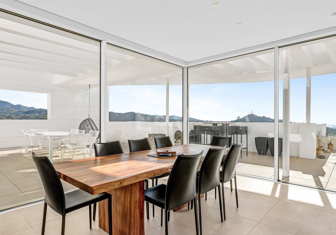 Ático dúplex con impresionantes vistas al mar en Palo Alto Marbella