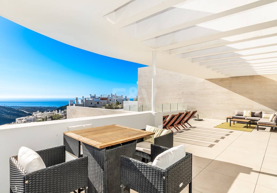 Ático dúplex con impresionantes vistas al mar en Palo Alto Marbella