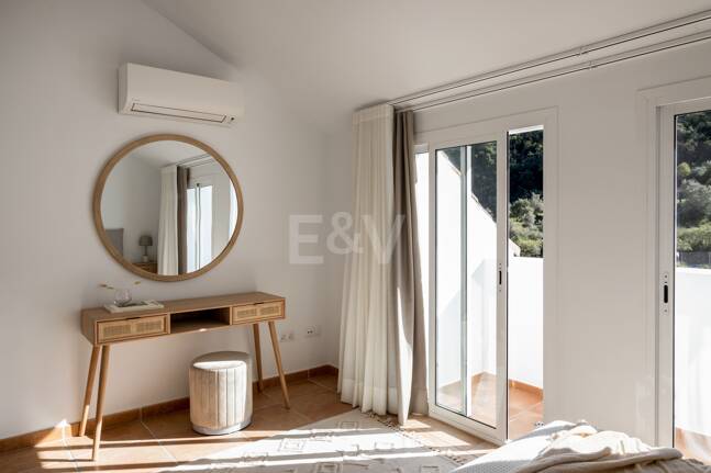 Stylish Benahavís Townhouse inom gångavstånd till bekvämligheter.