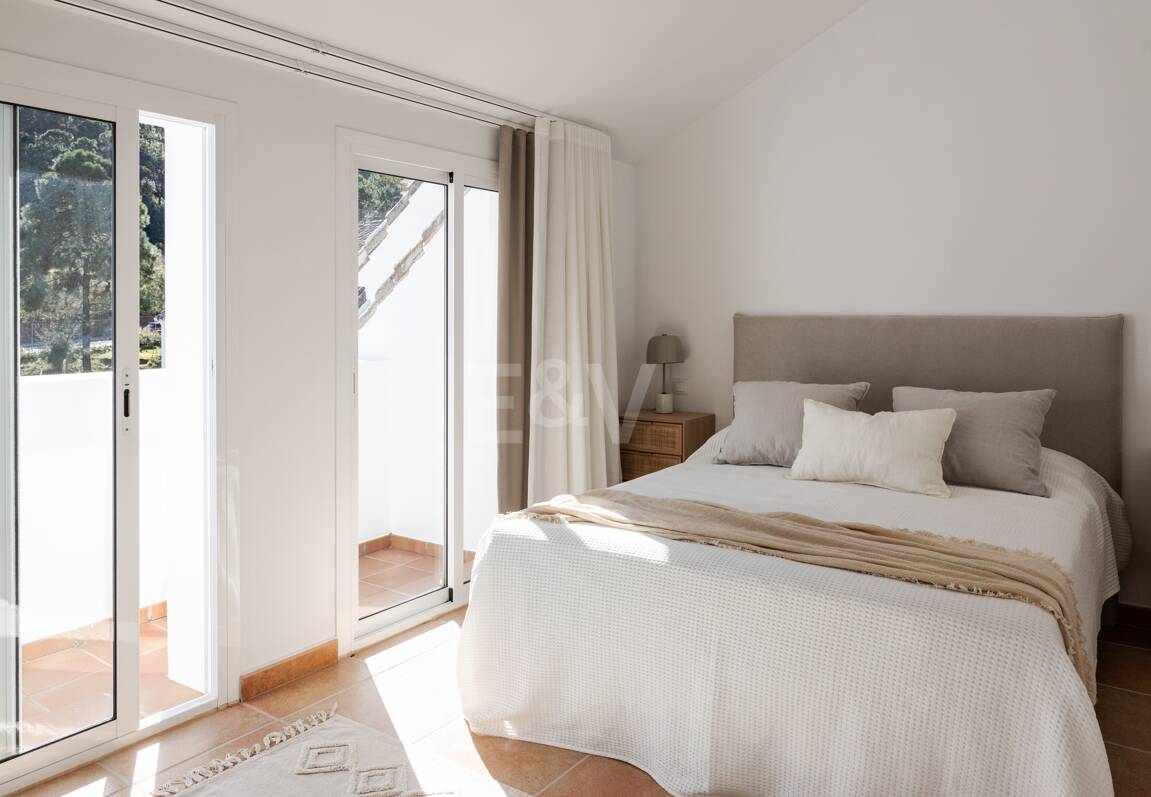 Stylish Benahavís Townhouse inom gångavstånd till bekvämligheter.