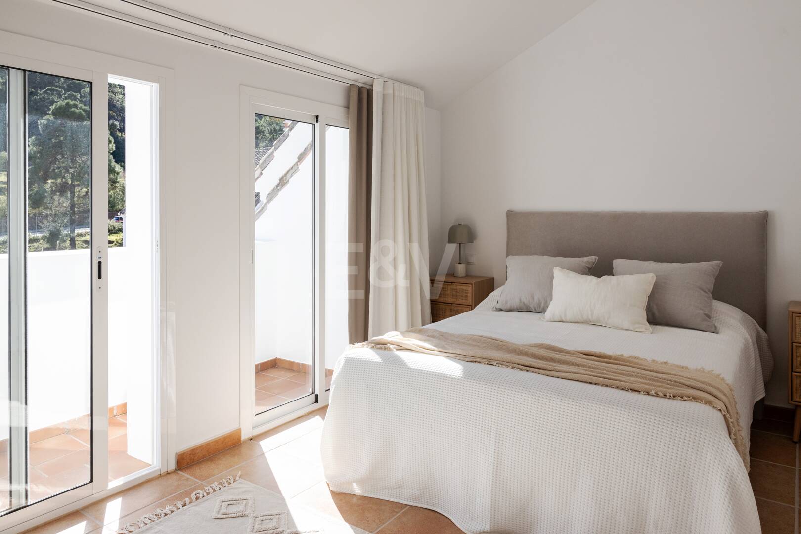 Stylish Benahavís Townhouse inom gångavstånd till bekvämligheter.