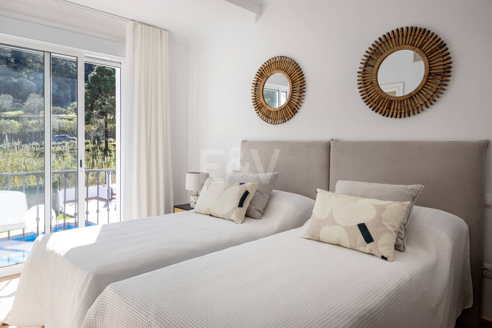 Stylish Benahavís Townhouse inom gångavstånd till bekvämligheter.