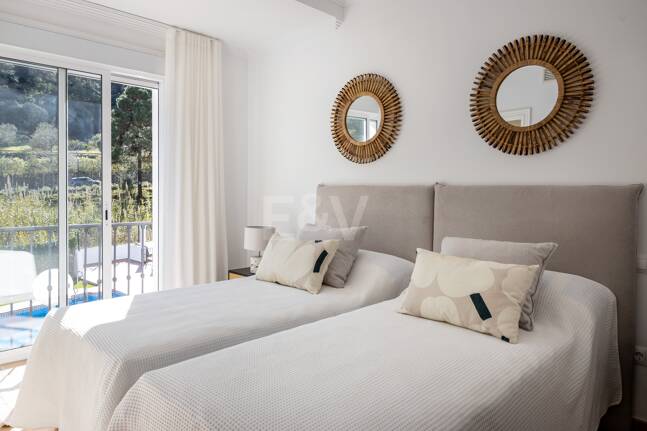 Stylish Benahavís Townhouse inom gångavstånd till bekvämligheter.