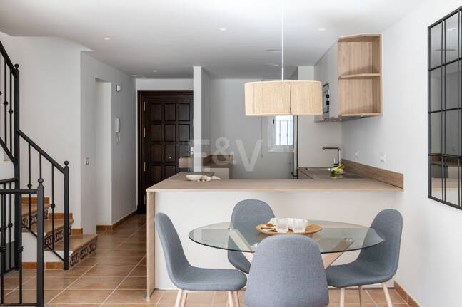 Stylish Benahavís Townhouse inom gångavstånd till bekvämligheter.