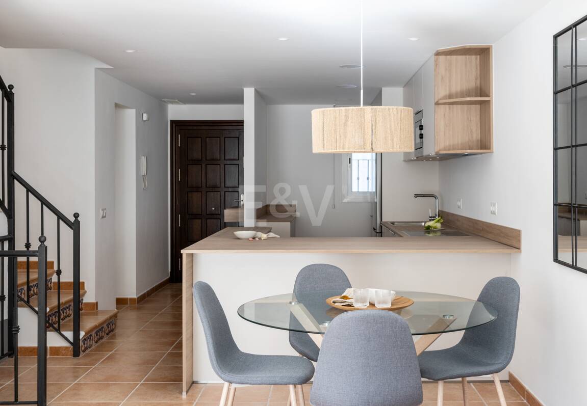 Stylish Benahavís Townhouse inom gångavstånd till bekvämligheter.