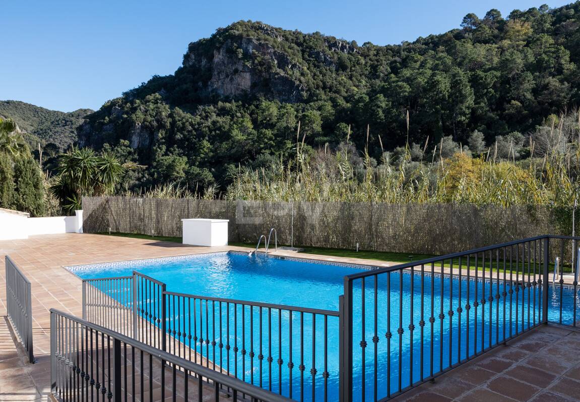 Stylish Benahavís Townhouse inom gångavstånd till bekvämligheter.