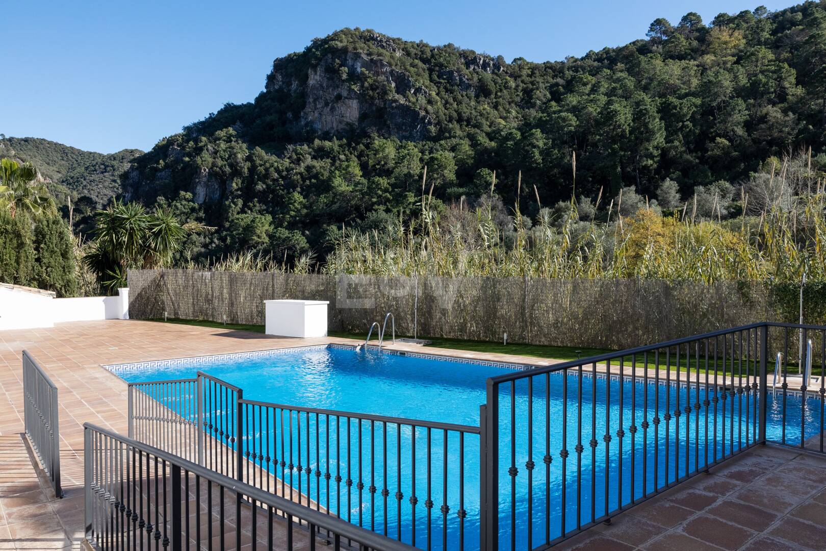 Stilvolles Stadthaus in Benahavís Stadt in Gehweite zu Annehmlichkeiten.