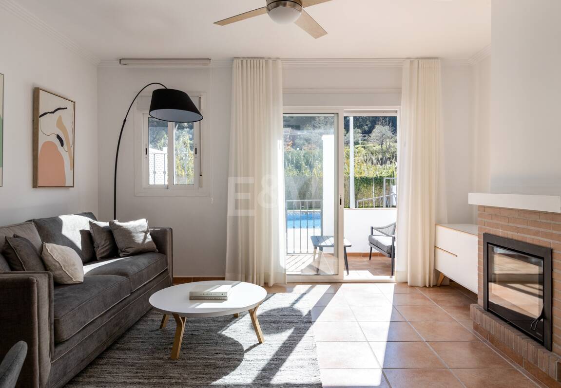 Stylish Benahavís Townhouse inom gångavstånd till bekvämligheter.