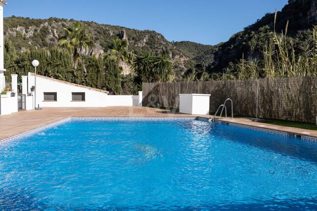 Stylish Benahavís Townhouse inom gångavstånd till bekvämligheter.