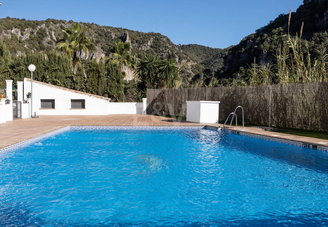 Stylish Benahavís Townhouse inom gångavstånd till bekvämligheter.