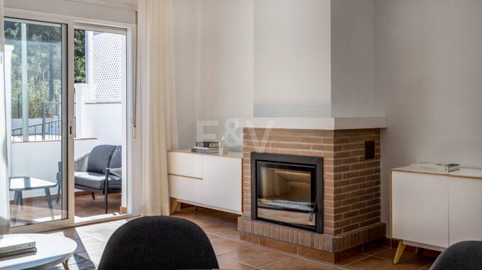 Stylish Benahavís Townhouse inom gångavstånd till bekvämligheter.
