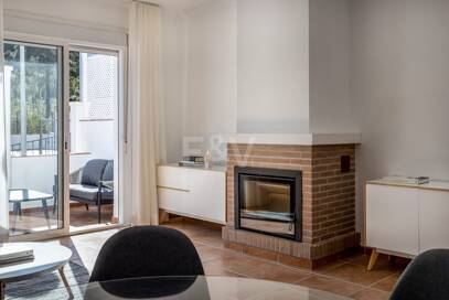 Stylish Benahavís Townhouse inom gångavstånd till bekvämligheter.