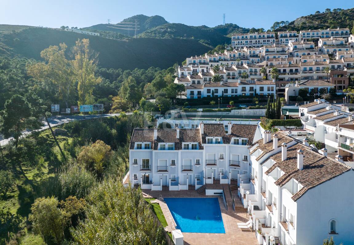 Stylish Benahavís Townhouse inom gångavstånd till bekvämligheter.